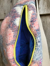 Charger l'image dans la galerie, Petite Banane laine Rose Bleu
