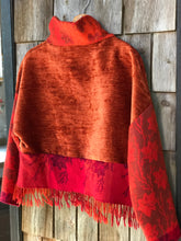 Charger l&#39;image dans la galerie, Pull Rouge à franges - M/L
