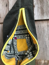 Charger l'image dans la galerie, Petite Banane Velours kaki
