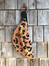 Charger l'image dans la galerie, Petite Banane léopard camel
