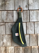 Charger l'image dans la galerie, Petite Banane Velours kaki
