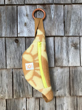 Charger l'image dans la galerie, Mini Banane laine Moutarde Camel
