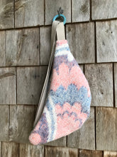 Charger l'image dans la galerie, Petite Banane laine Rose Bleu
