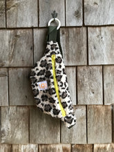 Charger l'image dans la galerie, Mini Banane Sherpa Léopard
