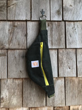 Charger l'image dans la galerie, Mini Banane Velours kaki
