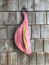 Charger l'image dans la galerie, Petite Banane velours Rose
