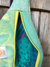 Charger l'image dans la galerie, Mini Banane laine jaune turquoise
