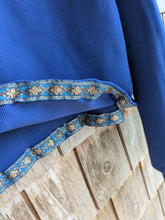 Charger l'image dans la galerie, Pull bleu et fleurs - M/L
