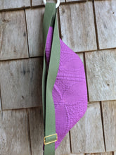 Charger l'image dans la galerie, Mini Banane Violette brodée
