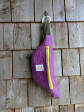 Charger l'image dans la galerie, Mini Banane Violette brodée
