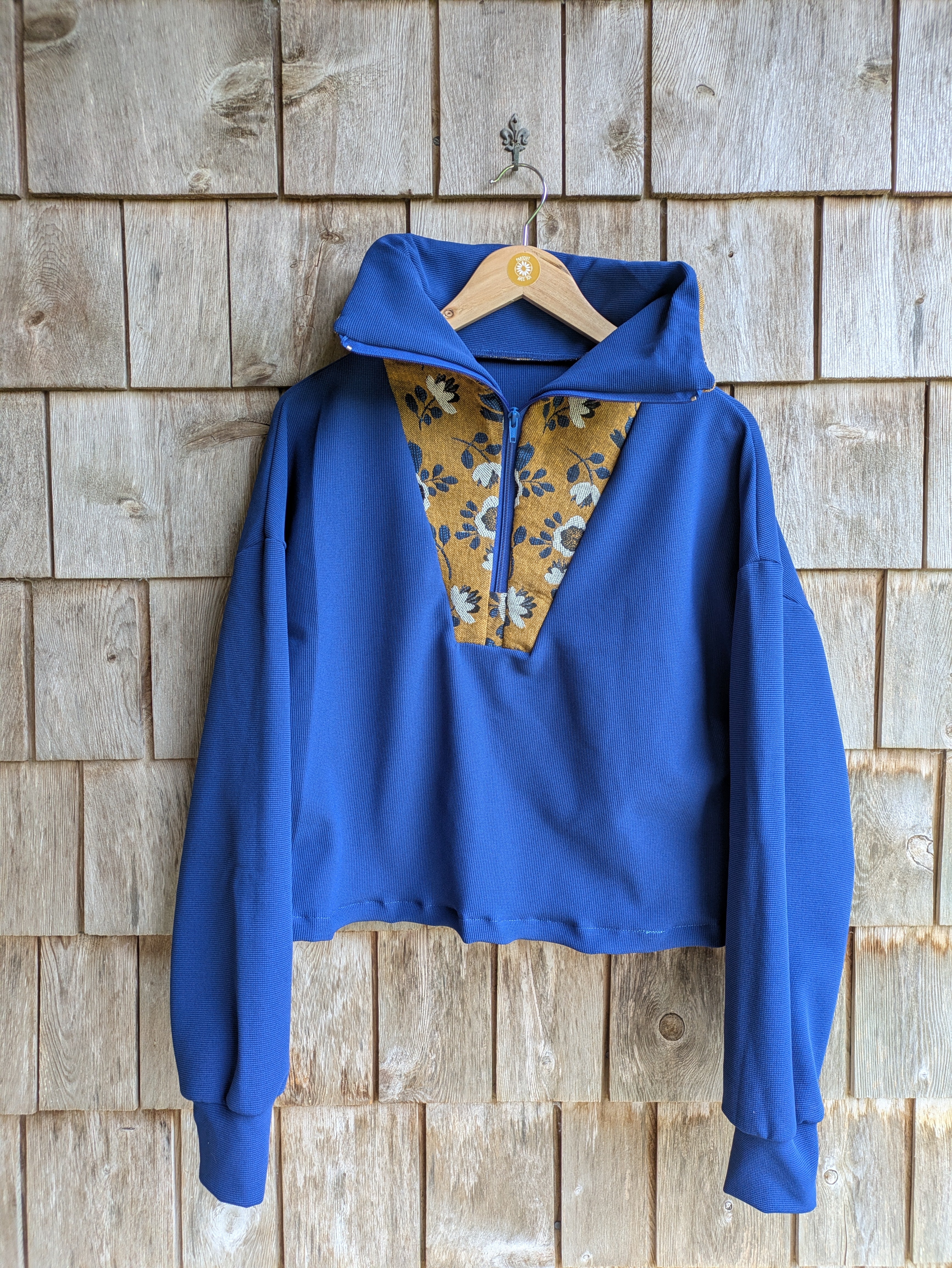Pull bleu et fleurs - M/L