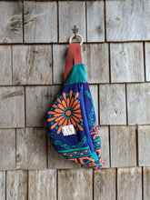 Charger l'image dans la galerie, Petite Banane Orange &amp; bleu
