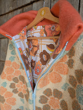 Charger l'image dans la galerie, Gilet fleurs orange et bleu - L/XL
